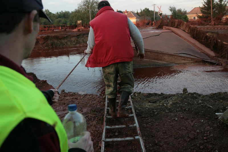 Illustration for article titled Revisiting the Small Village That Was Completely Devastated By Toxic Red Sludge